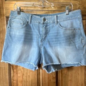 Time & Tru Mid-Rise shorts
